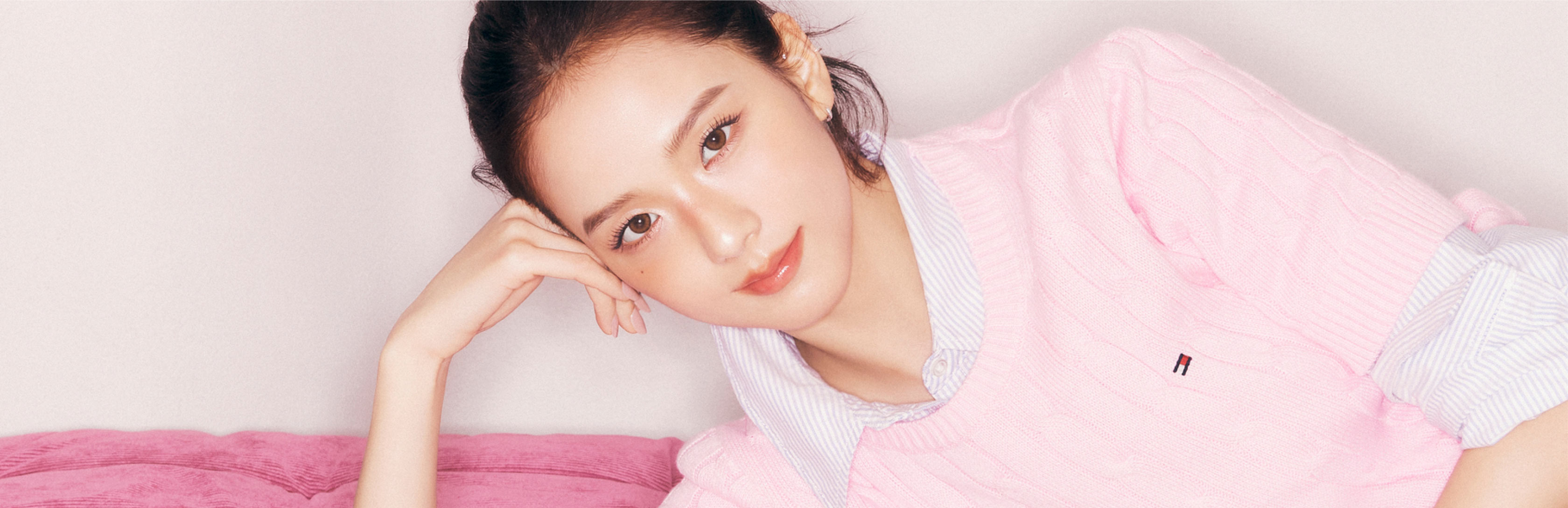 Jisoo wearing a Tommy Hilfiger pink sweater.