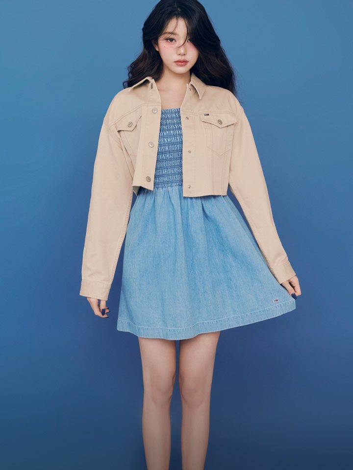 Won Young portant la robe et la veste Tommy Girl par Tommy Hilfiger