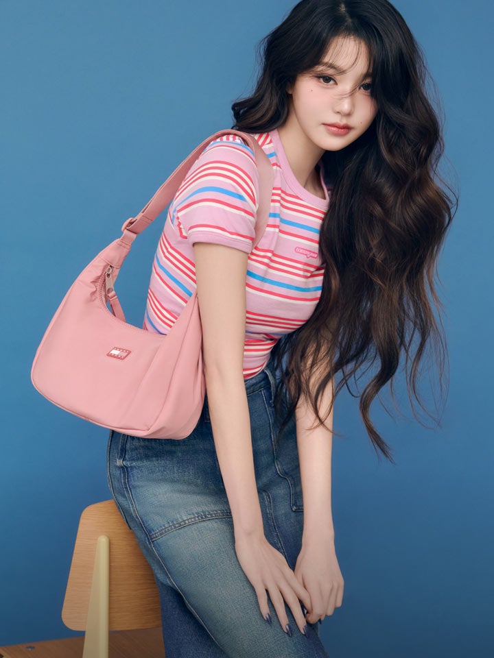Won Young portant la robe et la veste Tommy Girl par Tommy Hilfiger