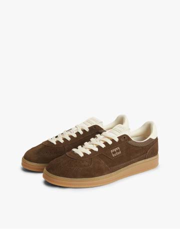 Blue and white Tommy Jeans low-top sneakers with contrast overlays and a cream sole, shown on white.