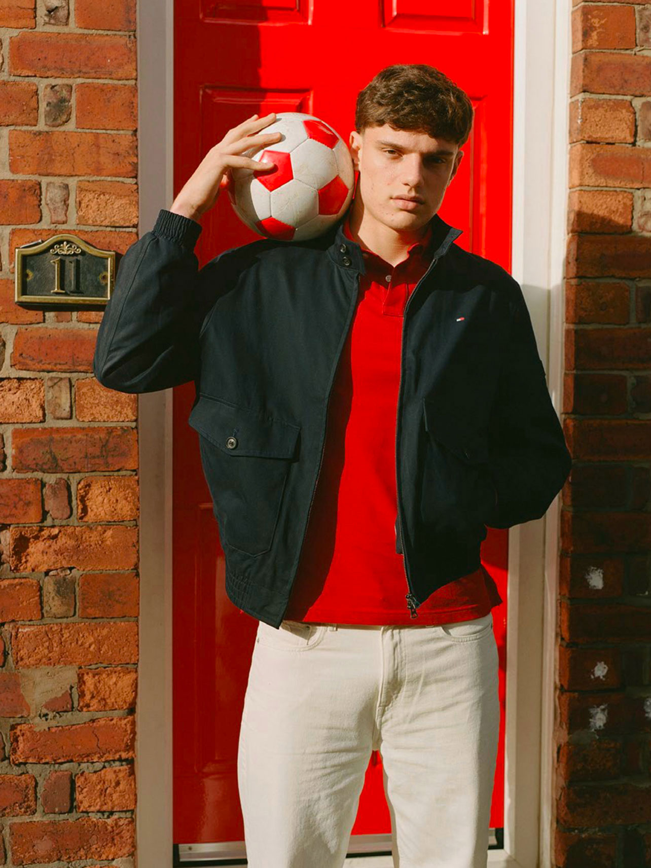 Liverpool player Giovanni Leoni posing in front of a brick wall. 