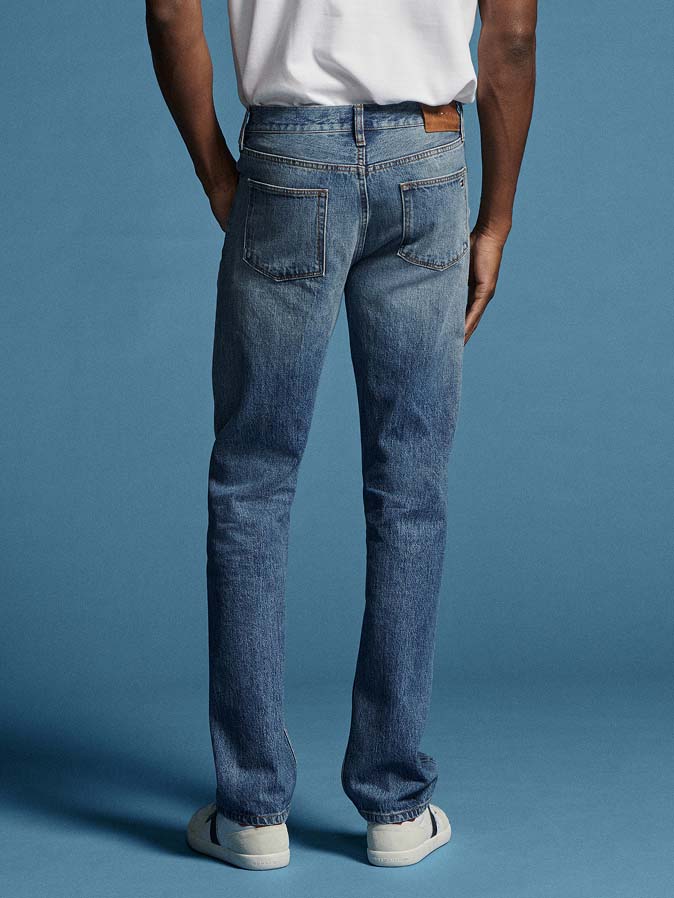 Back of a model wearing a Tommy Hilfiger Straight Jeans