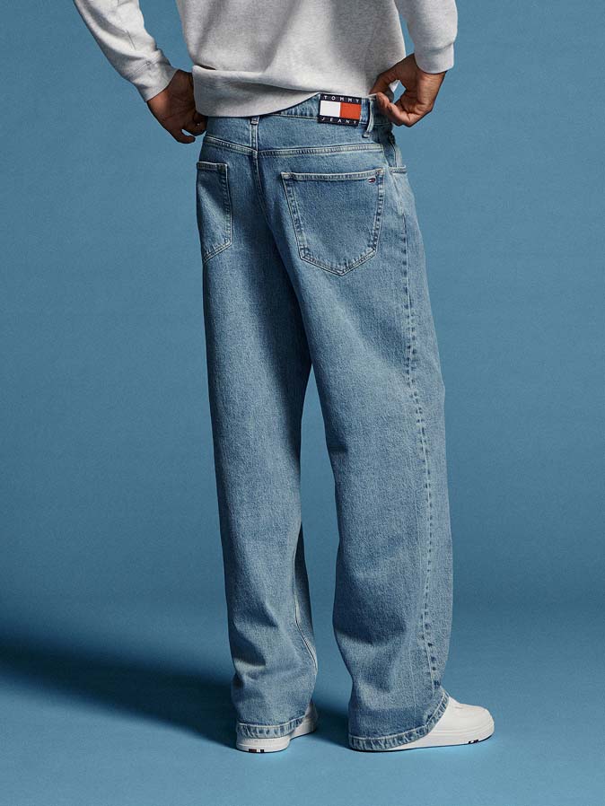 Back of a model wearing a Tommy Hilfiger Loose Jeans