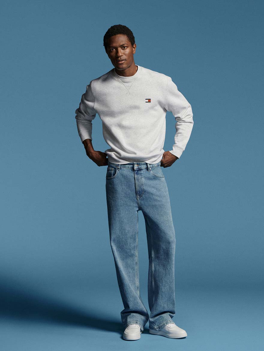 Model wearing a loose Tommy Hilfiger Jeans