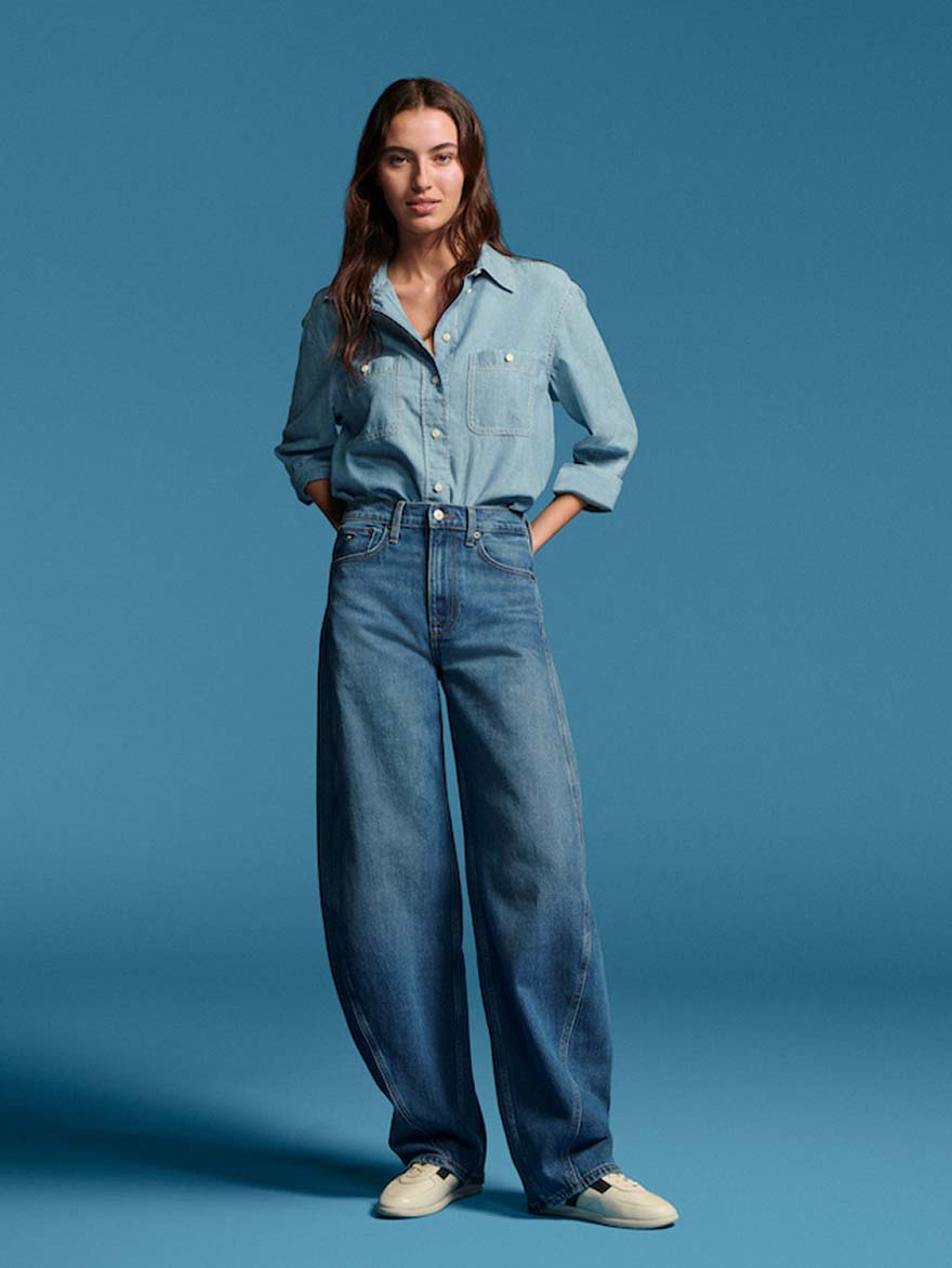 Model wearing a barel Tommy Hilfiger Jeans