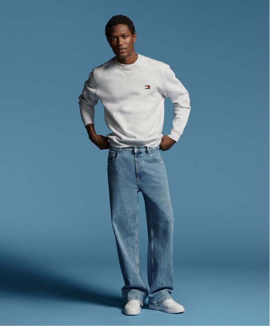 Model wearing loose Tommy Hilfiger Jeans